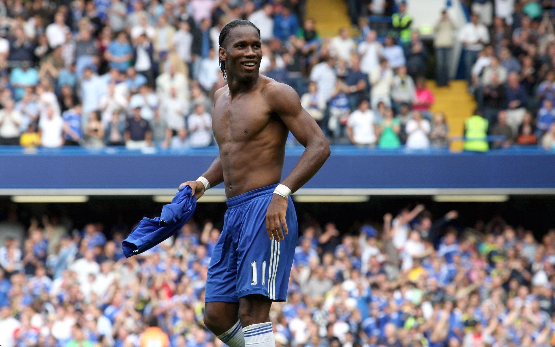 曼城与拜仁争夺费耶诺德新星里德，右后卫市场再起波澜